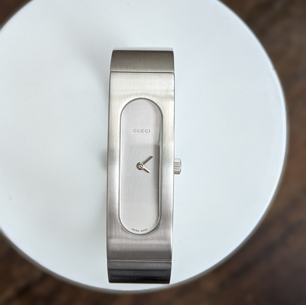 Gucci 24OOS Silver Dial Women's Watch / New Battery / Runs